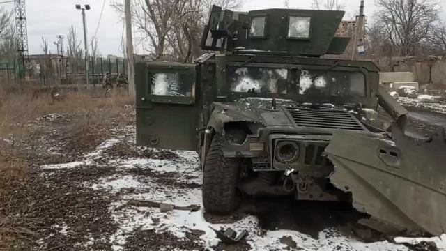 Тест бронестекол трофейного Humvee вСУ в Авдеевке.