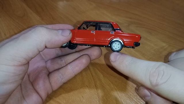Обзор масштабной модели Ваз 2105. Автолегенды СССР №62.mp4 смотреть онлайн
