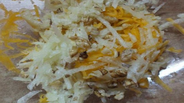 Салат из дайкона с орехами и тыквой