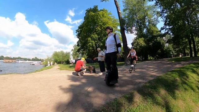 Моноколесо и велосипед: вместе весело катить по дорожкам (EUC, Kingsong 16x) смотреть онлайн