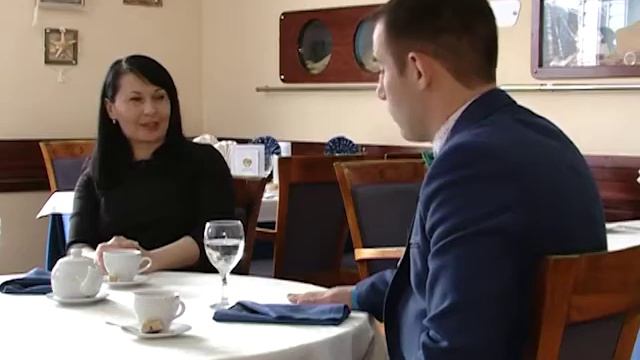 Весёлый ведущий Евгений Барехин :)