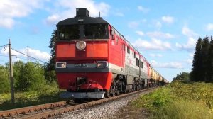 2ТЭ116-507 с грузовым поездом пролетает сквозным через станцию Оредеж