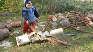 Маленький мальчик 1.5 года пилит дерево на даче, помогает родителям