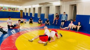 Защита от прохода в ноги включает оттягивание ног от противника.@Osmanov