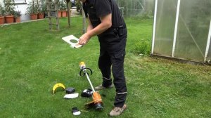 Stihl Akku-Sense FSA 60R mit dem PolyCut 6-2 kann entlang von Hecken oder Pflanzen Gras mähen