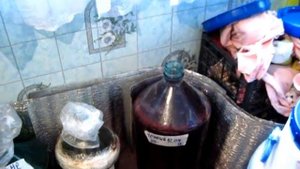 СУСЛО из ЧЕРНОГО ВИНОГРАДА продолжает бродить, еще сахарку чуток