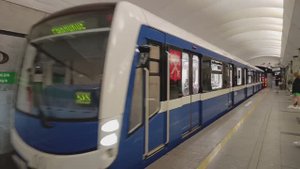 Поезд Нева на станции Приморская метро СПБ
