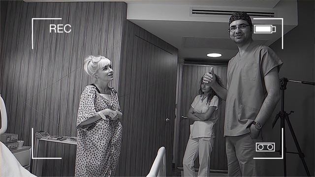 Снимают дренажи после маммопластики