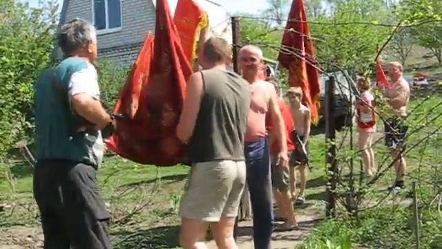 Майские праздники 2012г, на даче, веселые соседи пенсионеры устроили майский парад