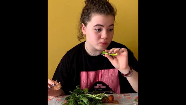 Теона Контридзе восхищается, как ест её дочка ? смотреть онлайн