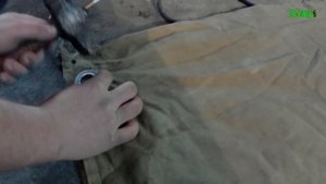 Вешаем брезент в гараже.