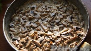 Пирог из слоеного теста с грибами и курицей