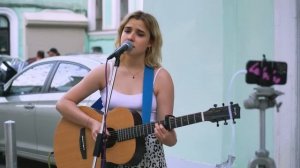 Спела на улице Белые розы в память о Юре Шатунове