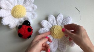 Вязаная ромашка крючком из плюшевой пряжи // МК // Вязаные цветы ❤️