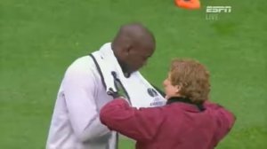 Балотелли одевает манишку