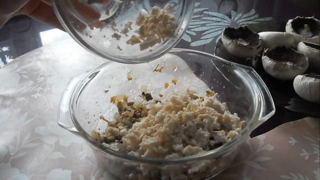 Фаршированные шампиньоны с курицей и сыром, приготовленные в духовке - простой рецепт