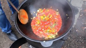 Паэлья в казане на костре