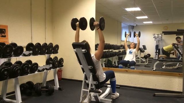 Плечи Жим гантелей сидя смотреть онлайн