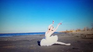 "Умирающий лебедь" на природе - балерина Маргарита Андреева