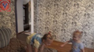 Дети играют дома в жмурки. Лучшие детские игры. Hide and seek .Best kids games