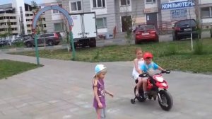 Как детишки на мотоцикле катались