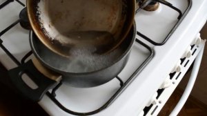 Как очистить посуду от старых загрязнений? Чистим сковородку от гари.
