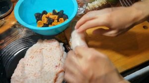 (Рулеты из курицы с курагой и черносливом)