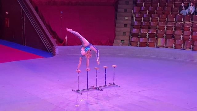 Beautiful performance equilibrist girl выступление эквилибрист девочка смотреть онлайн