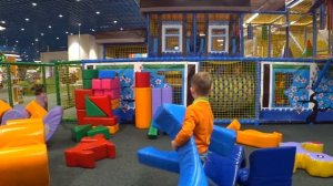 Песенка про цвета на английском / Plays with colored toys