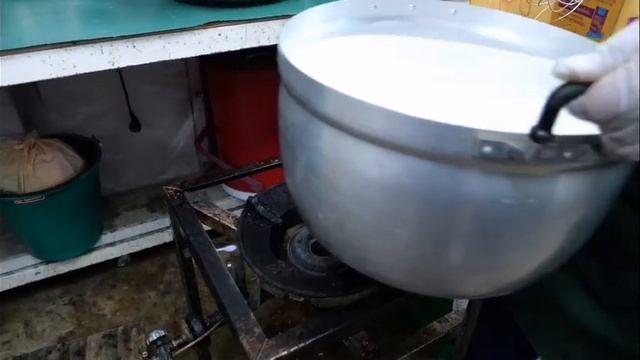 В подробностях Удивительный процесс приготовления кокосового мороженого