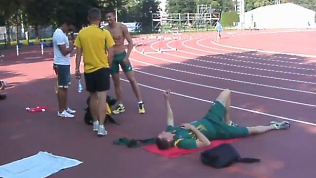 Австралийские бегуны разминаются смотреть онлайн