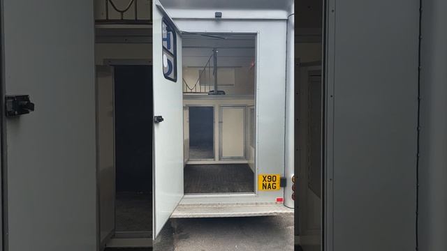 Renault Master 3.5 tonne Horse Lorry - Horse Quest video 3