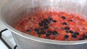 Варенье из клубники и черешни.