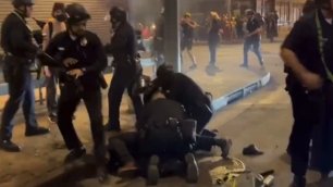 Гражданская война в США. В Лос-Анджелесе полиция проводит задержания буйных