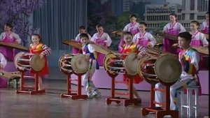 Северокорейские дети играют народную музыку.