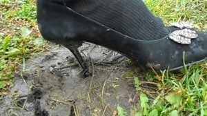 High heels in wet ground (Шпильки в грязной земле)