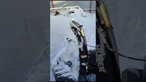 Снегоуборщик бензиновый HUTER SGC 8100 навалил снег