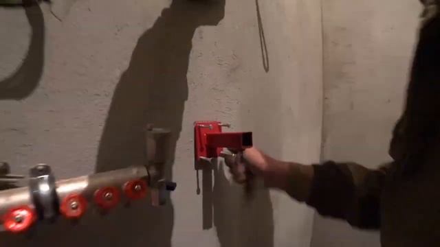 УСТАНОВКА РАСШИРИТЕЛЬНОГО БАКА В СИСТЕМУ ОТОПЛЕНИЯ НА НАСТЕННЫЙ КРОНШТЕЙН смотреть онлайн