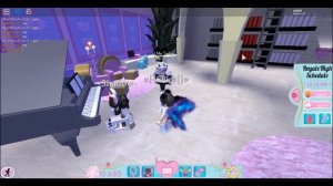 SHE PLAYED GRAVITY FALLS AT A PIANO ! (roblox royale high)