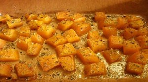 Салат с брынзой, тыквой и оливками