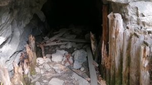 Штольни Слюдорудника. Гора Слюдяная. Заброшенные шахты. Средний Урал. Челябинская область.