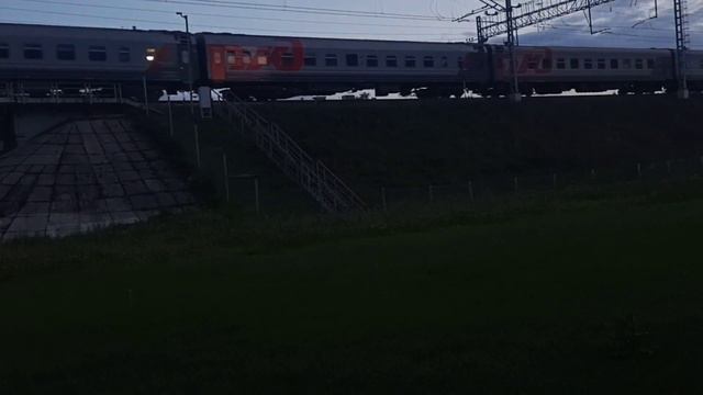 Электровоз ЭП2К с перегоняемым пассажирским поездом №099М Москва-Белгород | Ботанический сад смотреть онлайн