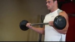 Подъем штанги на бицепс широким хватом