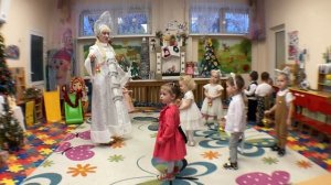 Танец с новогодними шариками. Группа №2 "Птенчики"