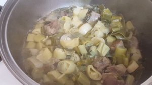 Мясо с луком порей и сельдереем(прасоселино)  по гречески?