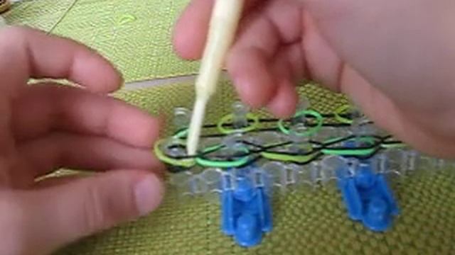 Как плести браслет ,,Гусеница'' из резинок Урок 2 смотреть онлайн