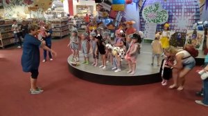 Зарядка з дітками - у жирафа пятна пятна. Вчимо частини тіла.