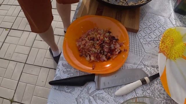 Готовим в гриле. Свиная рулька, фаршированные шампиньоны