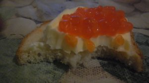 Бутерброд с красной икрой