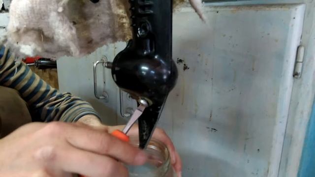 Мотор лодочный Suzuki DF2.5S слив масла с редуктора. смотреть онлайн